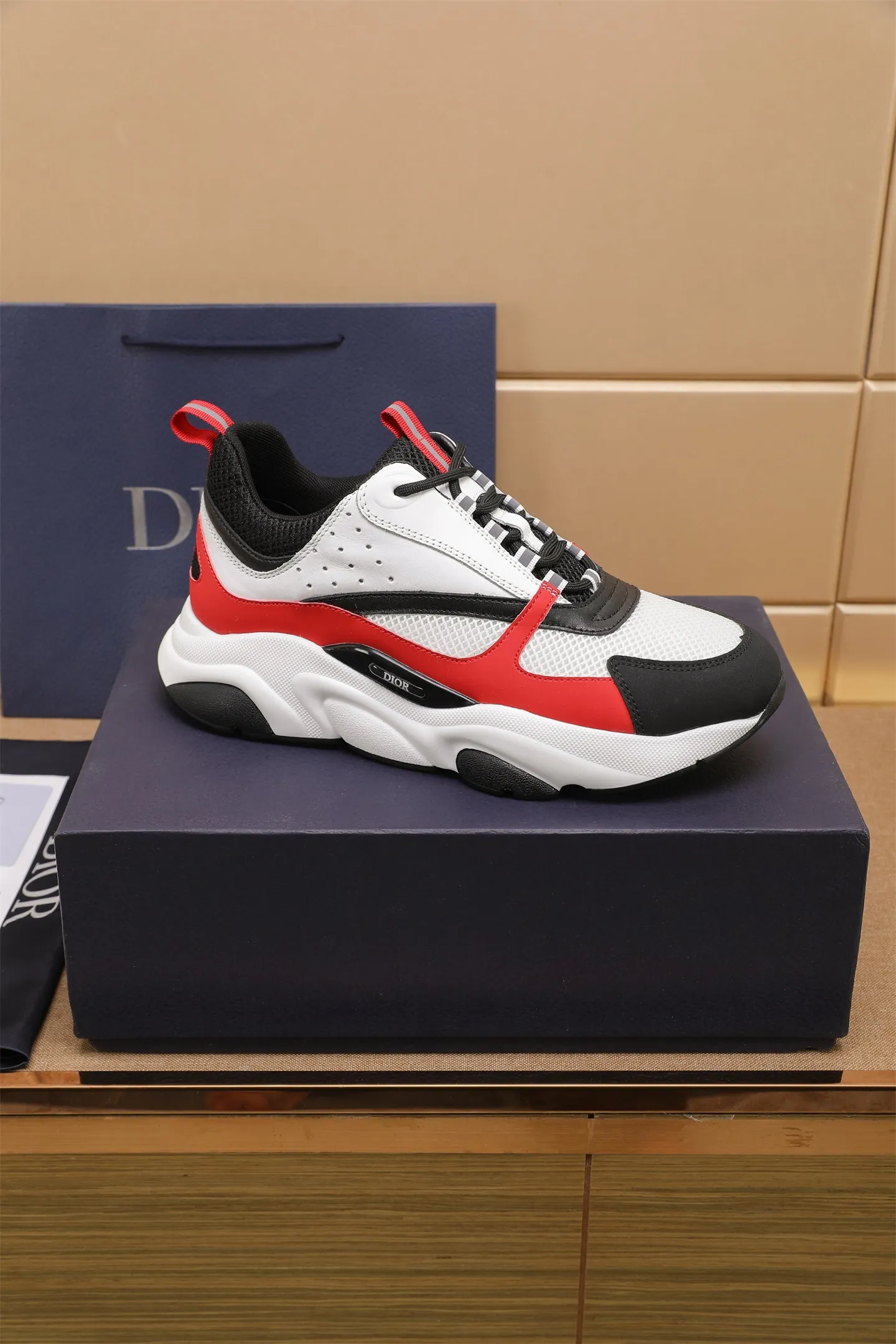 Factory price: 460💰Dior’s top version of D’s b22 men’s sports shoes. Inspired by retro running styles, the chunky low-top silhouette features gray calf leather and blue and white mesh fabric uppers, atop a black, white and blue engraved rubber sole. Nylon ribbon accents the blue mesh tongue and heel counter, and a "dio~" logo appears on the side. Pair it with a suit for a striking contrast and add a sportswear-chic edge to your look. The thick sole can be about 4cm~ Size: 38-45, [46, 47 customized]